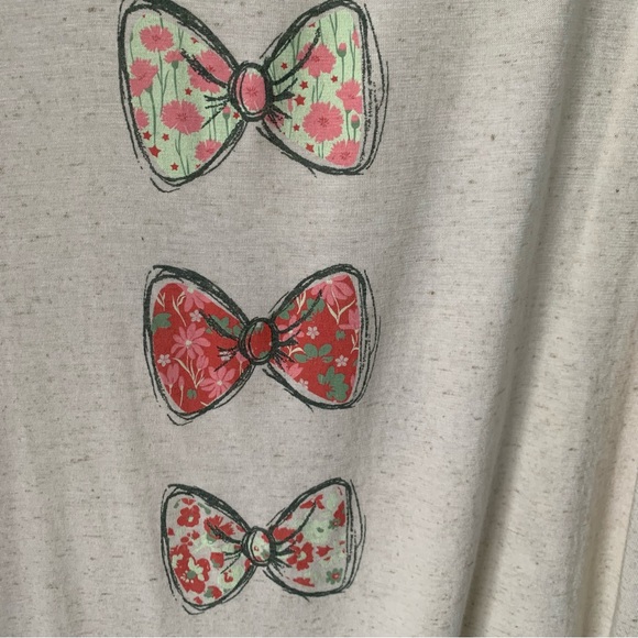 Disney Boutique Minnie Mouse Cream Tee with a Row of of Floral Bows down back - Picture 7 of 9